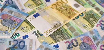 Mann zählt Geld